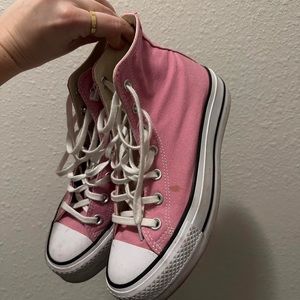 Women’s converse size 7.5.